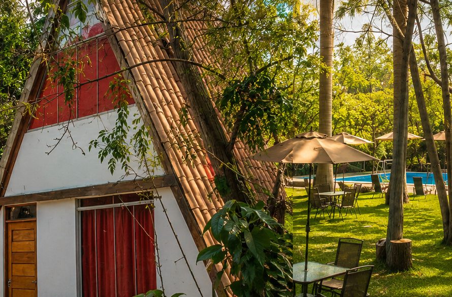 Cabaña junto a la piscina con montañas de fondo