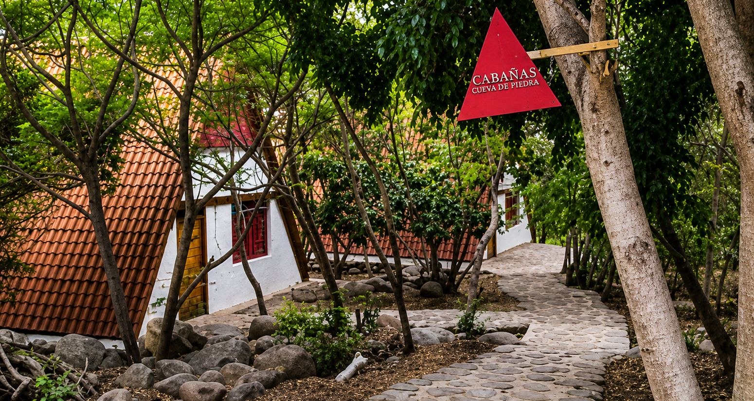 Cabañas triangulares de Alpina entre los árboles y senderos de piedra
