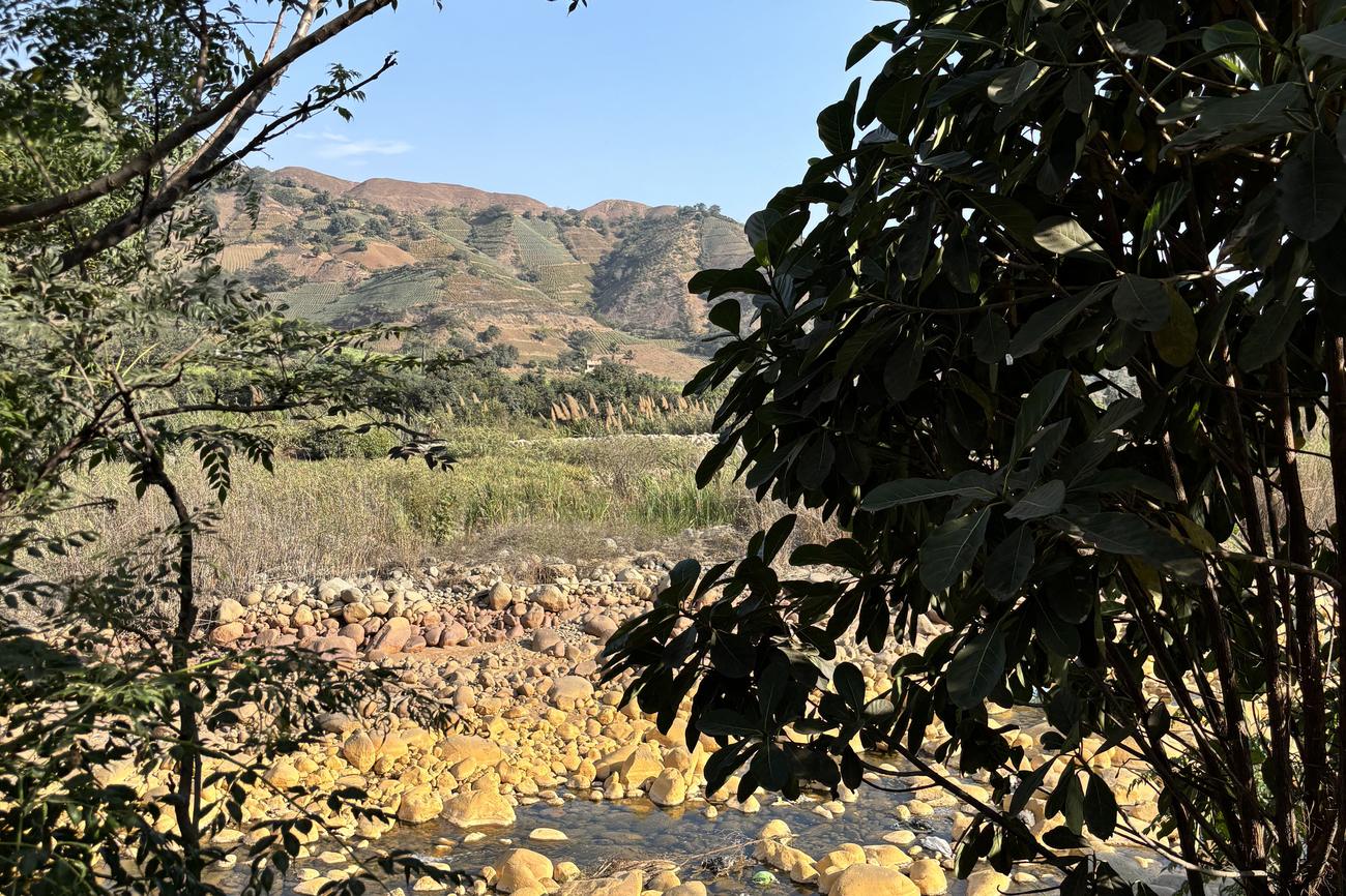 Río de montaña junto al lodge